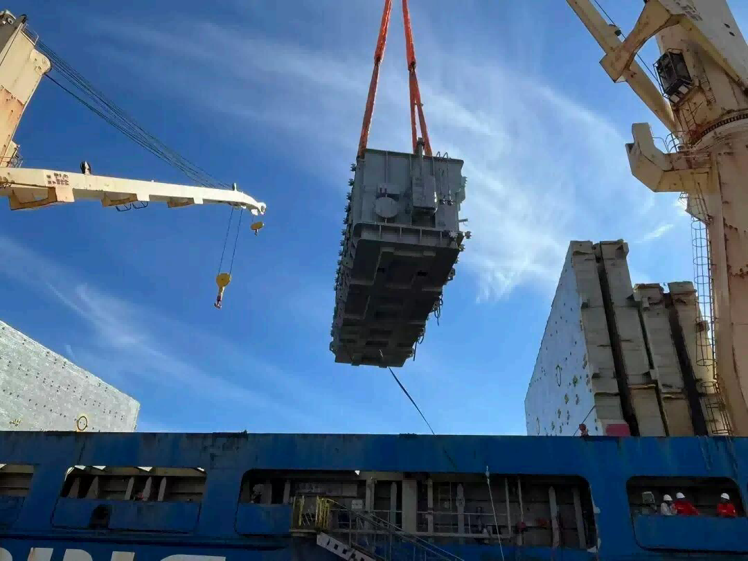 2 台の 128 トン変圧器がアフリカに向けて出航: すべての重量物持ち上げがスキルと責任の試練である理由