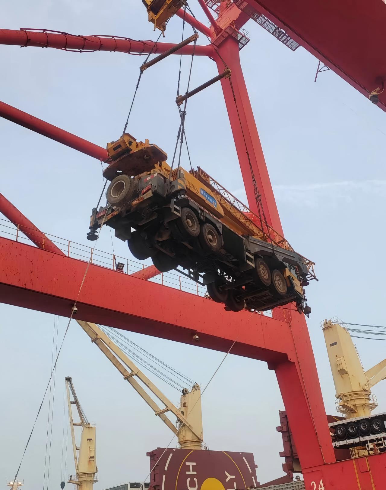 Heavy lift mobile crane stevedoring OOG cargo at China port